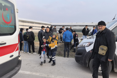 İnegöl'de öğrenci servisi otomobille çarpıştı: 6'sı öğrenci 10 yaralı