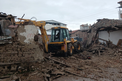 Yenişehir'de metruk binalar yıkılıyor