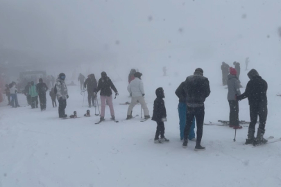Kar yağışı ile birlikte Uludağ'da kayak pistleri doldu