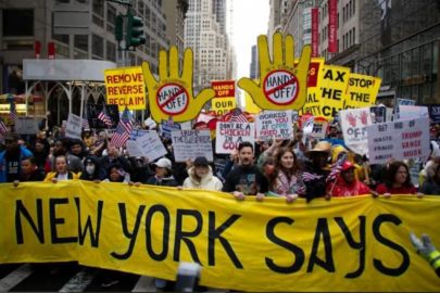 ABD’de onbinlerce kişi meydanlara çıktı, Trump ve Musk’ı protesto etti