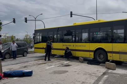 Otobüsün altına giren motosikletli genç hayatını kaybetti