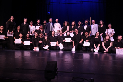 Bursa Devlet Tiyatrosu’nun kursiyerleri sahnede mezun oldu