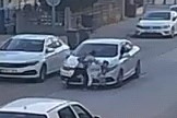 Bursa’da otomobilin çarptığı anne ve oğlu yaralandı