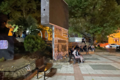 Deprem korkusuyla geceyi sokakta geçirdiler