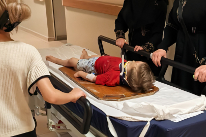 İnegöl'de balkondan düşen 3 yaşındaki çocuk ağır yaralandı