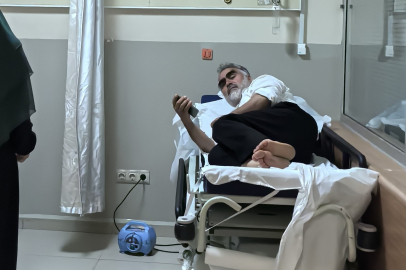 Kendini ısıran yılanla birlikte hastaneye gitti