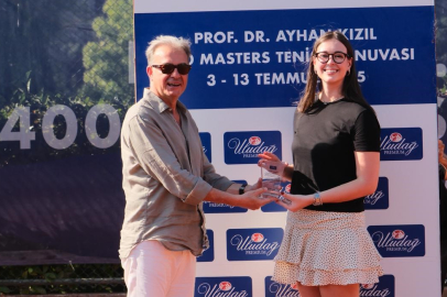 Bursa'da raketler Prof. Dr. Ayhan Kızıl için sallandı, şampiyonlar kupalarını aldı