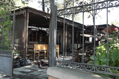 Bursa'da tarihi çay bahçesi yangında küle döndü