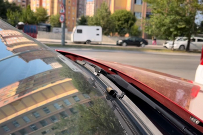 Rastgele ateş açtı, kurşunlar otomobillere isabet etti