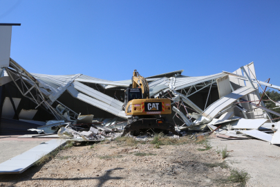 Tahtalı'da tarım arazisine yapılan kaçak yapı yıkıldı