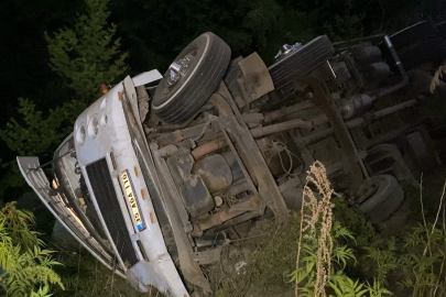 Kontrolden çıkan kamyon şarampole yuvarlandı: 3 yaralı