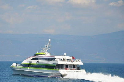 Rüzgar ve fırtına Marmara'da deniz seferlerini aksatıyor