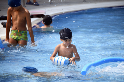 Minikler yaz tatilinde yüzmeyi öğrendi
