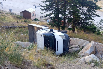 Uludağ yolunda virajı alamayan sürücü ölümden döndü