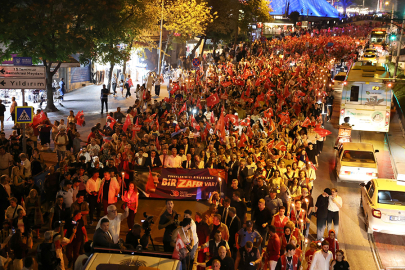 Bursa'da binlerce kişi 30 Ağustos Zafer Bayramı'nın coşkusuyla yürüdü