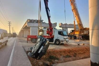 Kontrolden çıkan otomobil üst geçit inşaatına düştü; 4 yaralı