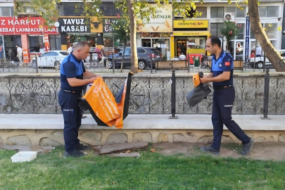 Gemlik'te izinsiz afişlere zabıta müdahalesi