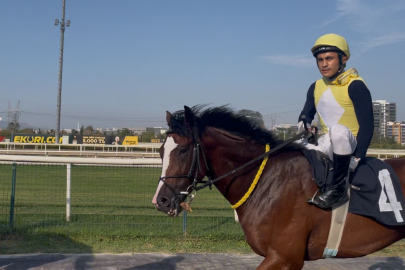 Attan düşen jokeyin yerine yarıştı birinci oldu