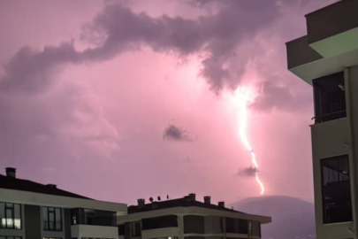 Bursa’da şimşekler geceyi aydınlattı