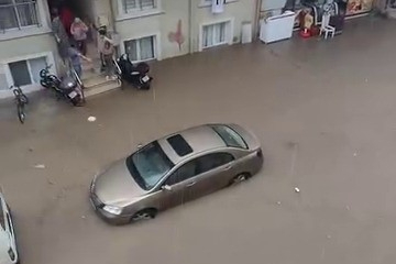 Bursa'da beklenen yağış geldi, cadde ve sokaklar sular altında kaldı
