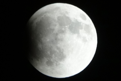 82 dakika sürecek "Kanlı Ay" tutulması başladı