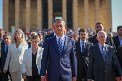 CHP Anıtkabir'de: 'Ağır saldırılar altında olan partimizi ne pahasına olursa olsun savunacağız'
