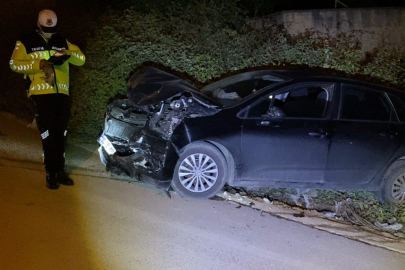 İnegöl'de 2 otomobil kafa kafaya çarpıştı: 4 yaralı