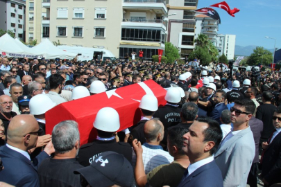 İzmir’de polis merkezine yönelik saldırıda şehit olan polisler son yolculuğuna uğurlandı