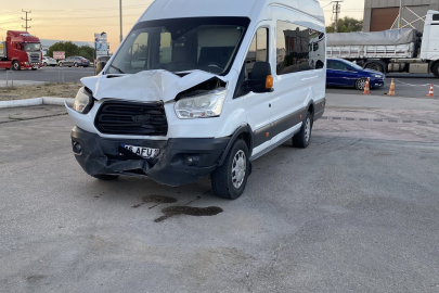 İnegöl'de işci servisi ile yolcu minibüsü çarpıştı; 4 yaralı