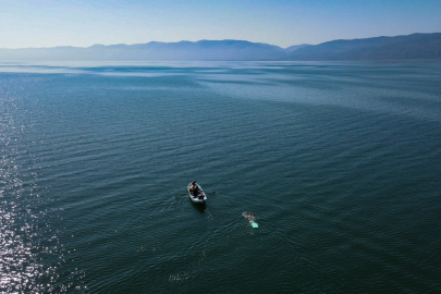 İznik Gölü'ndeki kuraklığa dikkat çekmek için gölü baştan başa yüzdü
