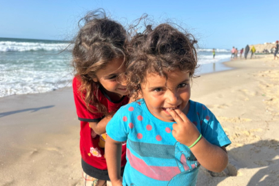 Gazzeli çocuklar sahilde insani yardım getirecek aktivistleri umutla bekliyor