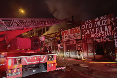 Bursa’da 4 dükkan alevlere teslim oldu