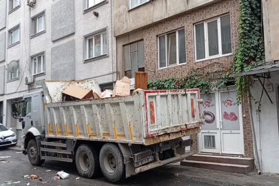 Yıldırım'da çöp eve dönen bina mahkeme kararıyla boşaltıldı