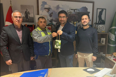 Bulduğu altın dolu çantayı polise teslim etti