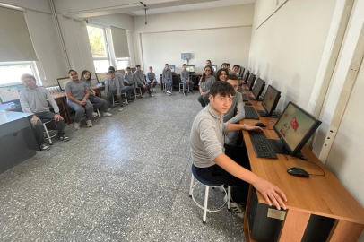 Köy okulu çocuklarının bilgisayar sevinci