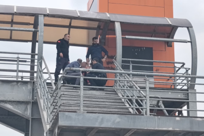 Üst geçitte intihar girişimi polis ekiplerinin iknasıyla önlendi