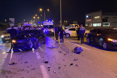 İnegöl'de zincirleme kaza; 5 araç birbirine girdi, 3 kişi yaralandı