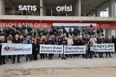 Binlerce mağdur gökyüzüne siyah balon bıraktı
