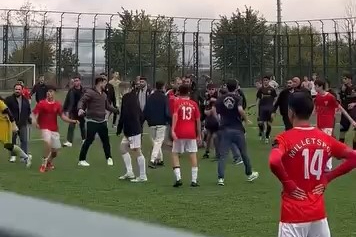 Bursa’da U16 maçında yumruklar konuştu