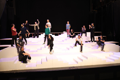 Nilüfer Kent Tiyatrosu perdeyi 'Lüküs Hayat' ile açıyor