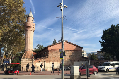 Tepki çeken restorasyon: "602 yıllık minare ayakta, 18 yıllık minare çürüyor"