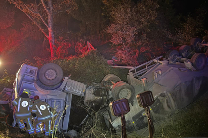 İznik'te tır şarampole yuvarlandı; 2 yaralı