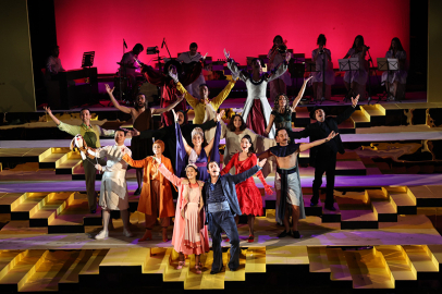 Nilüfer Kent Tiyatrosu’ndan “Lüküs Hayat” ile görkemli sezon açılışı