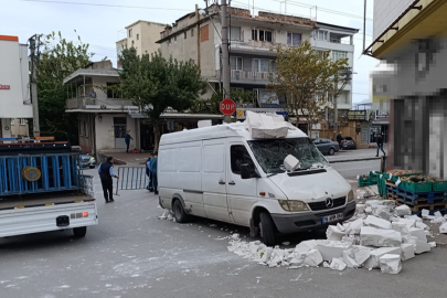 Bursa’da şiddetli lodos; Araçların üzerine ağaç devrildi tuğlalar düştü