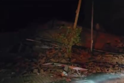 Sındırgı'daki depremde boşaltılan üç bina yıkıldı