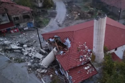 Fırtına minareyi yıktı; Cemaat ölümden döndü