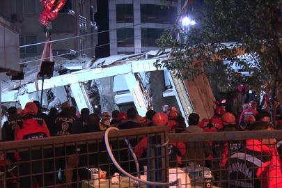 Gebze'de çöken 7 katlı binanın enkazında arama kurtarma çalışmalarında 16 saat geride kaldı