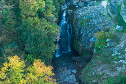 Gemlik'teki Sudüşen Şelalesi'nde sonbahar güzelliği