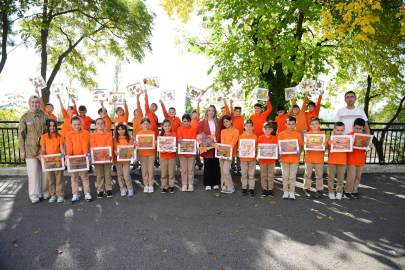 Dökülen yapraklar sanata dönüştü