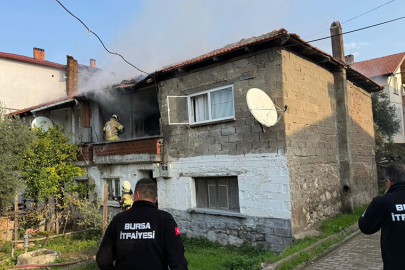 İznik'te yangın; Anne ve üç çocuğunu mahalleli kurtardı